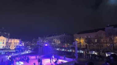 Zagreb, Hırvatistan - 14 Aralık 2024: Ledeni Park 'ta Mevsimlik Dekorasyon ve Gıda Tercihleriyle Noel Festivali Tatil Dükkanı.