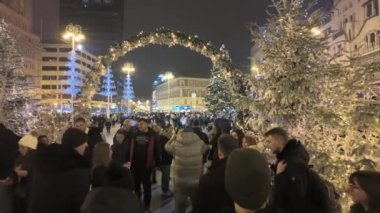 Zagreb, Hırvatistan - 14 Aralık 2024: Noel süslü Ban Josip Jelaciç Meydanı Işıklar, dekorasyonlar, şenlikli Noel ağacı ve 2025 tarihli bayram ruhunun keyfini çıkaran bir kalabalık.