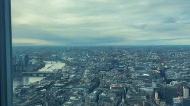 Londra, İngiltere şehir manzarası modern gökdelenlerin ve yoğun bir şekilde bulutlu bir gökyüzü altında yoğun bir mimarinin yer aldığı panoramik pan manzarası, yukarıdan çekildi..