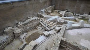 Selanik, Yunanistan Agias Sofias metro istasyonu, ziyaretçilerin yaya geçidinden antik harabeleri gözlemleyebilecekleri, halka açık bir alan..