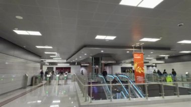 Selanik, Yunanistan - 30 Kasım 2024: Syntrivani metro terminali içinde arkeolojik sergiler.