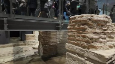 Selanik, Yunanistan - 30 Kasım 2024: Venizelou metro istasyonu antik harabeler ve tarihi eserler arkeoloji sahası, yaya geçidinden izleyen ziyaretçiler. 