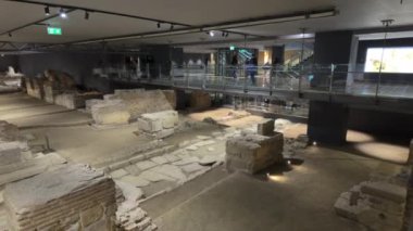 Selanik, Yunanistan - 30 Kasım 2024: Venizelou metro istasyonu antik harabeler ve tarihi eserler arkeoloji sahası, yaya geçidinden izleyen ziyaretçiler. 