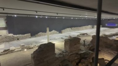 Selanik, Yunanistan - 30 Kasım 2024: Venizelou metro istasyonu antik harabeler ve tarihi eserler arkeoloji sahası, yaya geçidinden izleyen ziyaretçiler. 