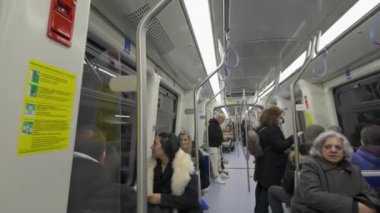 Selanik, Yunanistan - 30 Kasım 2024: yolcularla dolu metro vagonunda yürümek.