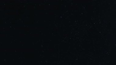 Kozmik bir galaksinin nefes kesen hızında yıldızların Dünya 'nın üzerinde dönerek evrenin hareketli güzelliğini göstermesi. Astronomi ve uzay temaları için mükemmel.