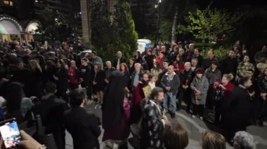 Selanik, Yunanistan 18 Nisan 2025: İyi Cuma Ortodoks Paskalya Geçidi. Epitafios 'un şehir merkezinin sokaklarında çiçeklerle süslenmiş anma törenine katılanlar.