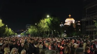 Selanik, Yunanistan - 18 Nisan 2025: İyi Cuma Ortodoks Paskalya Geçidi. Epitafios 'un şehir merkezinin sokaklarında çiçeklerle süslenmiş anma törenine katılanlar.