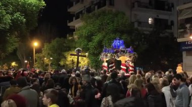 Selanik, Yunanistan - 18 Nisan 2025: İyi Cuma Ortodoks Paskalya Geçidi. Epitafios 'un şehir merkezinin sokaklarında çiçeklerle süslenmiş anma törenine katılanlar.