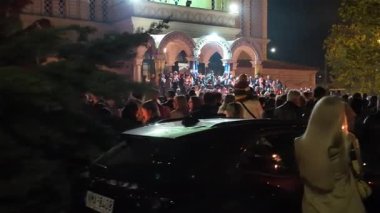 Selanik, Yunanistan - 20 Nisan 2025: Pascha adı verilen Pascha 'da, İsa' nın dirilişini kutlayan Hıristiyan Ortodoks Kilisesi 'nin önünde mumlar tutan kalabalık. 