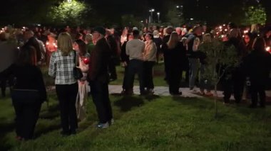 Selanik, Yunanistan - 20 Nisan 2025: Pascha adı verilen Pascha 'da, İsa' nın dirilişini kutlayan Hıristiyan Ortodoks Kilisesi 'nin önünde mumlar tutan kalabalık. 