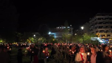 Selanik, Yunanistan - 20 Nisan 2025: Pascha adı verilen Pascha 'da, İsa' nın dirilişini kutlayan Hıristiyan Ortodoks Kilisesi 'nin önünde mumlar tutan kalabalık. 