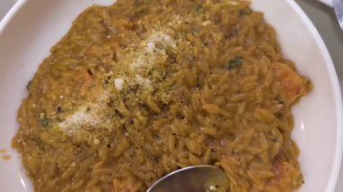 Lezzetli bir tavadan çıtır patates kızartmasına kadar üstünde kızarmış yumurta ile servis edilir..