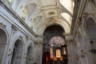 Positano, İtalya - 15 Haziran 2024: Ziyaretçiler süslü sunağa ve Santa Maria Assunta Positano kilisesinin ayrıntılı mimarisine hayran kaldılar.