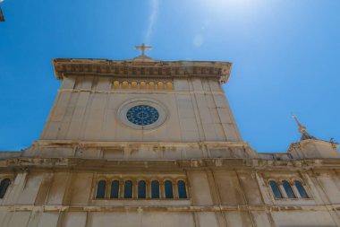 Positano, İtalya - 15 Haziran 2024: Santa Maria Assunta tarihi kilise cephesinin karmaşık detayları, parlak mavi gökyüzüne karşı çarpıcı bir mimari sergiliyor..