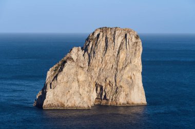 İkonik Faraglioni yakınlarındaki masmavi sular açık bir günde Capri Adası 'ndan kayarak İtalya' nın çarpıcı sahil güzelliğini gözler önüne seriyor..