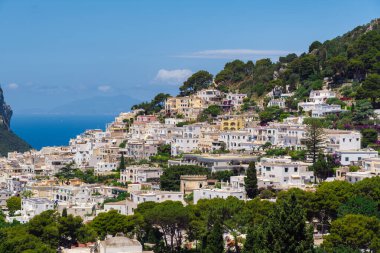 Capri Adası, İtalya 'nın canlı mimarisi ile kıyı güzelliğinin çarpıcı bir manzarası.