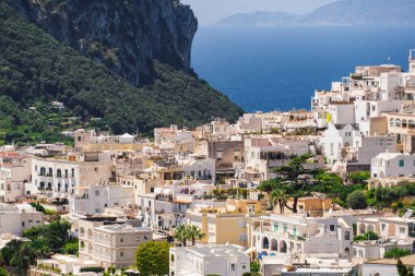 Capri Adası, İtalya 'nın canlı mimarisi ile kıyı güzelliğinin çarpıcı bir manzarası.