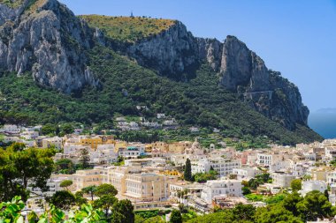 Capri Adası, İtalya 'nın canlı mimarisi ile kıyı güzelliğinin çarpıcı bir manzarası.