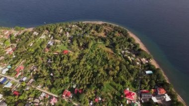 Plaj adasında bir köy. Yüksek kalite 4k görüntü Dron
