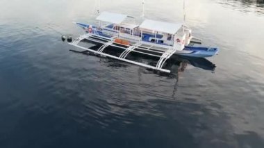 Plaj adasında bir köy. Yüksek kalite 4k görüntü Dron