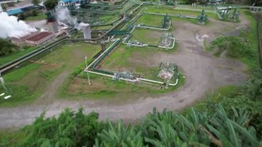 Drone adasındaki jeotermal enerji santrali. Yüksek kalite 4k görüntü