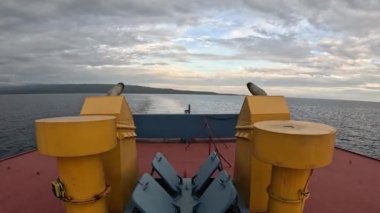 Tropik adalar arasındaki bir feribotun tepesinde, gün batımında. Yüksek kalite 4k görüntü