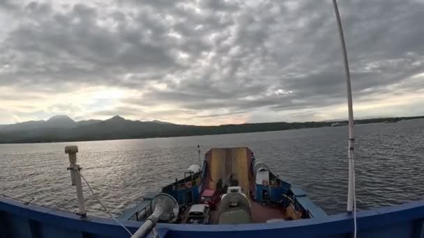 Auf Dem Dach Einer Fähre Zwischen Tropischen Inseln Sonnenuntergang Hochwertiges — Stockvideo