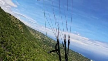Tropik bir adada paraşütle atlamak. Yüksek kalite 4k görüntü