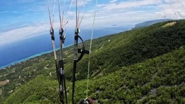 Tropik bir adada paraşütle atlamak. Yüksek kalite 4k görüntü