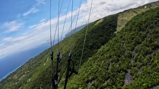 Tropik Bir Adada Paraşütle Atlamak Yüksek Kalite Görüntü — Stok video