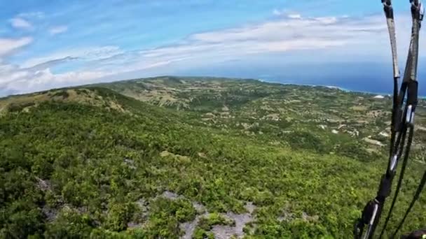 Tropik Bir Adada Paraşütle Atlamak Yüksek Kalite Görüntü — Stok video