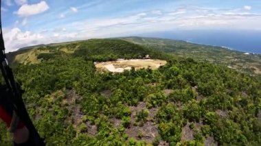 Paragliding tropikal ada okyanusu. Yüksek kalite 4k görüntü