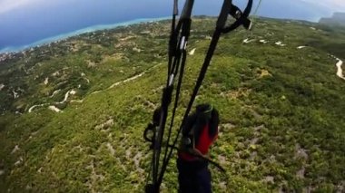 Paragliding tropikal ada okyanusu. Yüksek kalite 4k görüntü