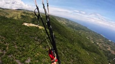 Paragliding tropikal ada okyanusu. Yüksek kalite 4k görüntü
