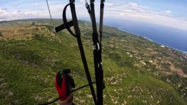 Paragliding tropikal ada okyanusu. Yüksek kalite 4k görüntü