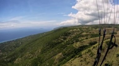 Paragliding tropikal ada okyanusu. Yüksek kalite 4k görüntü