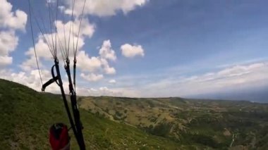 Paragliding tropikal ada okyanusu. Yüksek kalite 4k görüntü