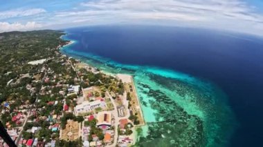 Paragliding tropikal ada okyanusu. Yüksek kalite 4k görüntü