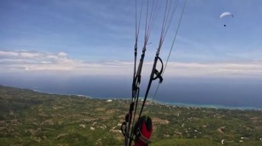 Paragliding tropikal ada okyanusu. Yüksek kalite 4k görüntü