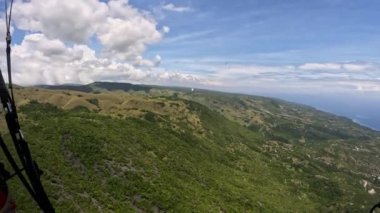 Paragliding tropikal ada okyanusu. Yüksek kalite 4k görüntü