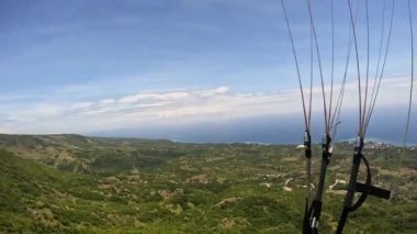 Paragliding tropikal ada okyanusu. Yüksek kalite 4k görüntü