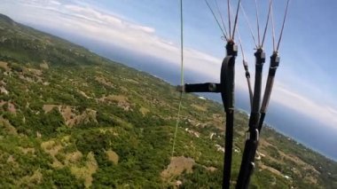 Paragliding tropikal ada okyanusu. Yüksek kalite 4k görüntü
