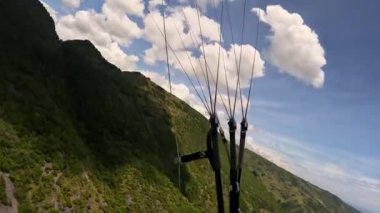 Paragliding tropikal ada okyanusu. Yüksek kalite 4k görüntü