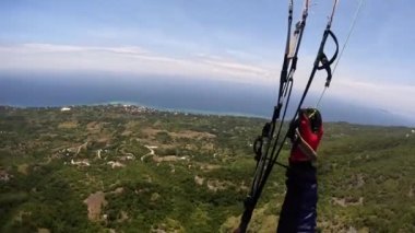 Paragliding tropikal ada okyanusu. Yüksek kalite 4k görüntü