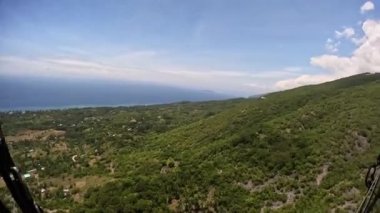 Paragliding tropikal ada okyanusu. Yüksek kalite 4k görüntü