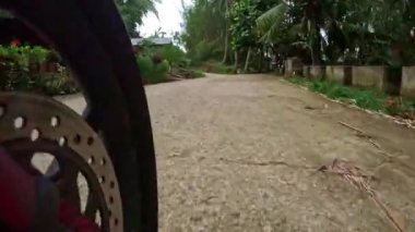 Direksiyondan dağ manzaralı bir yerde motosiklet sürmek. Yüksek kalite 4k görüntü
