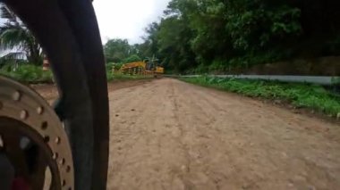 Direksiyondan dağ manzaralı bir yerde motosiklet sürmek. Yüksek kalite 4k görüntü