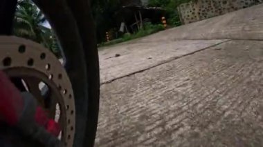 Direksiyondan dağ manzaralı bir yerde motosiklet sürmek. Yüksek kalite 4k görüntü