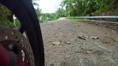 Direksiyondan dağ manzaralı bir yerde motosiklet sürmek. Yüksek kalite 4k görüntü